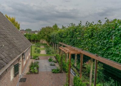 Achtertuin bij monumentale boerderij - Aangelegd door Dutch Quality Gardens Van Ooijen's Hoveniers