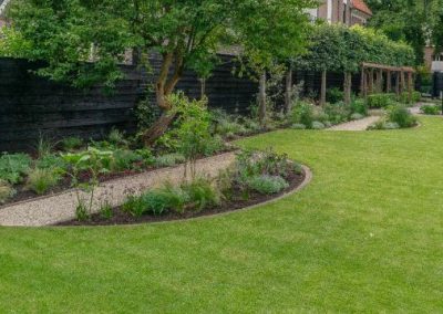Achtertuin bij monumentale boerderij - Aangelegd door Dutch Quality Gardens Van Ooijen's Hoveniers