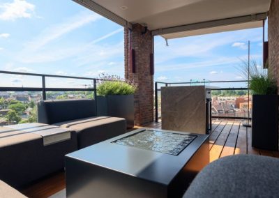 balkon met watertafel en lounge sparq tuinen
