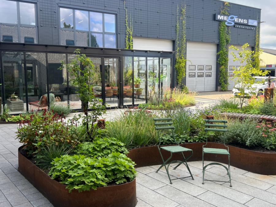 binnentuin bij installatiebedrijf druten dutch quality gardens van ooijens hoveniers 1