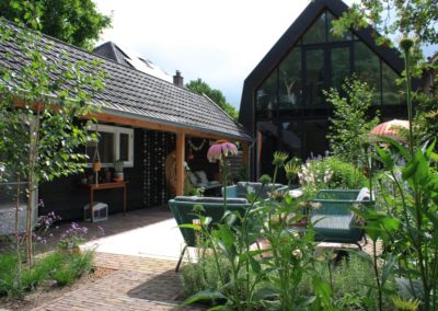 diepe omsloten achtertuin met speelse indeling en kleurrijke beplanting dutch quality gardens de lingebrug hoveniers 3