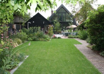 diepe omsloten achtertuin met speelse indeling en kleurrijke beplanting dutch quality gardens de lingebrug hoveniers 6