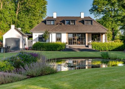 landelijk gelegen tuin met vijver dutch quality gardens visio vireo tuinen (1)