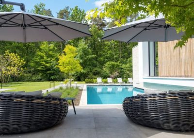 loungeterras bij zwembad in strakke tuin sparq tuinen