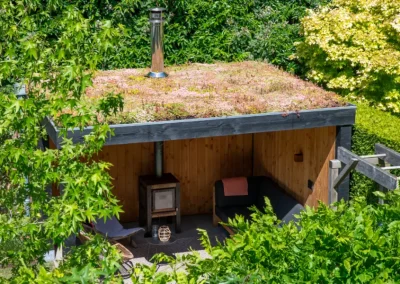 luxe overkapping met sedumdak en rookkanaal dutch quality gardens 3