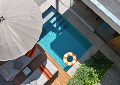 Luxe stadstuin met plungepool en poolhouse