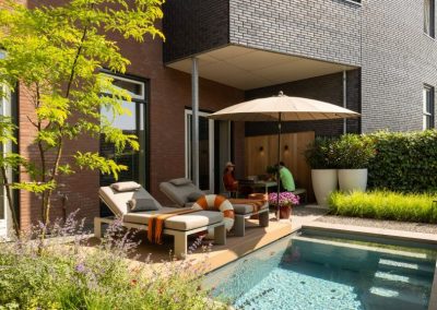 Luxe stadstuin met plungepool en poolhouse