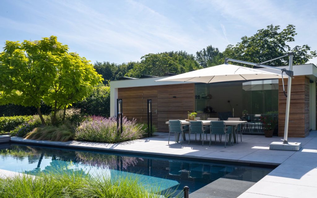 modern poolhouse met luxe zwembad sparq tuinen