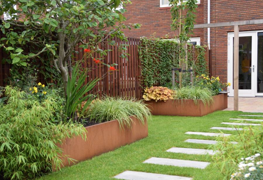 moderne gezinstuin met bakken van cortenstaal dutch quality gardens 2