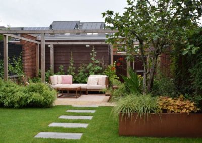 moderne gezinstuin met bakken van cortenstaal dutch quality gardens 3
