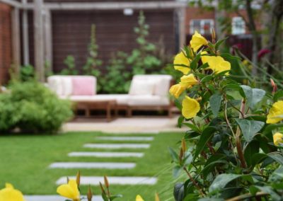 moderne gezinstuin met bakken van cortenstaal dutch quality gardens 4