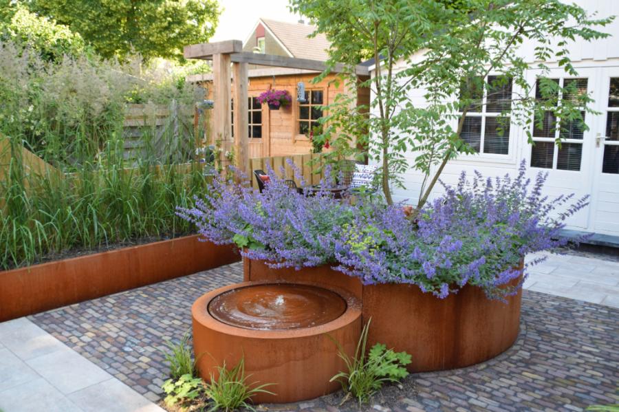 moderne tuin met cortenstaal en watertafel ducht quality gardens mocking hoveniers 4