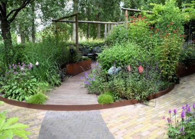 Sfeervolle achtertuin met uitbundige beplanting Dutch Quality Gardens