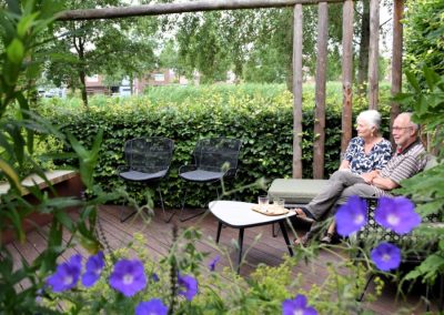 Sfeervolle achtertuin met uitbundige beplanting Dutch Quality Gardens