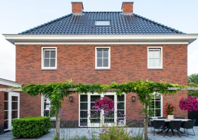 strakke kleurrijke tuin met pergola dutch quality gardens 10