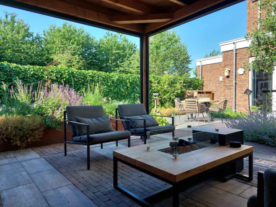 strakke tuin met overkapping en waterelement dutch quality gardens de lingebrug hoveniers onder de overkapping