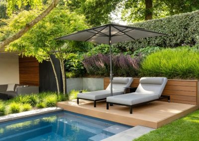 Strakke tuin met slim poolhouse