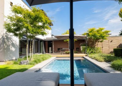 Strakke tuin met slim poolhouse