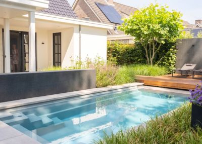 strakke tuin zwembad vlonderterras zwarte muur meerstammige boom sparq tuinen